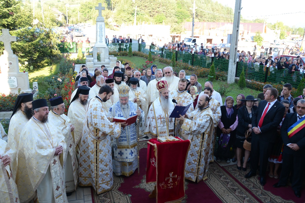 „Catedrala munţilor” din Pipirig, resfinţită de 2 ierarhi