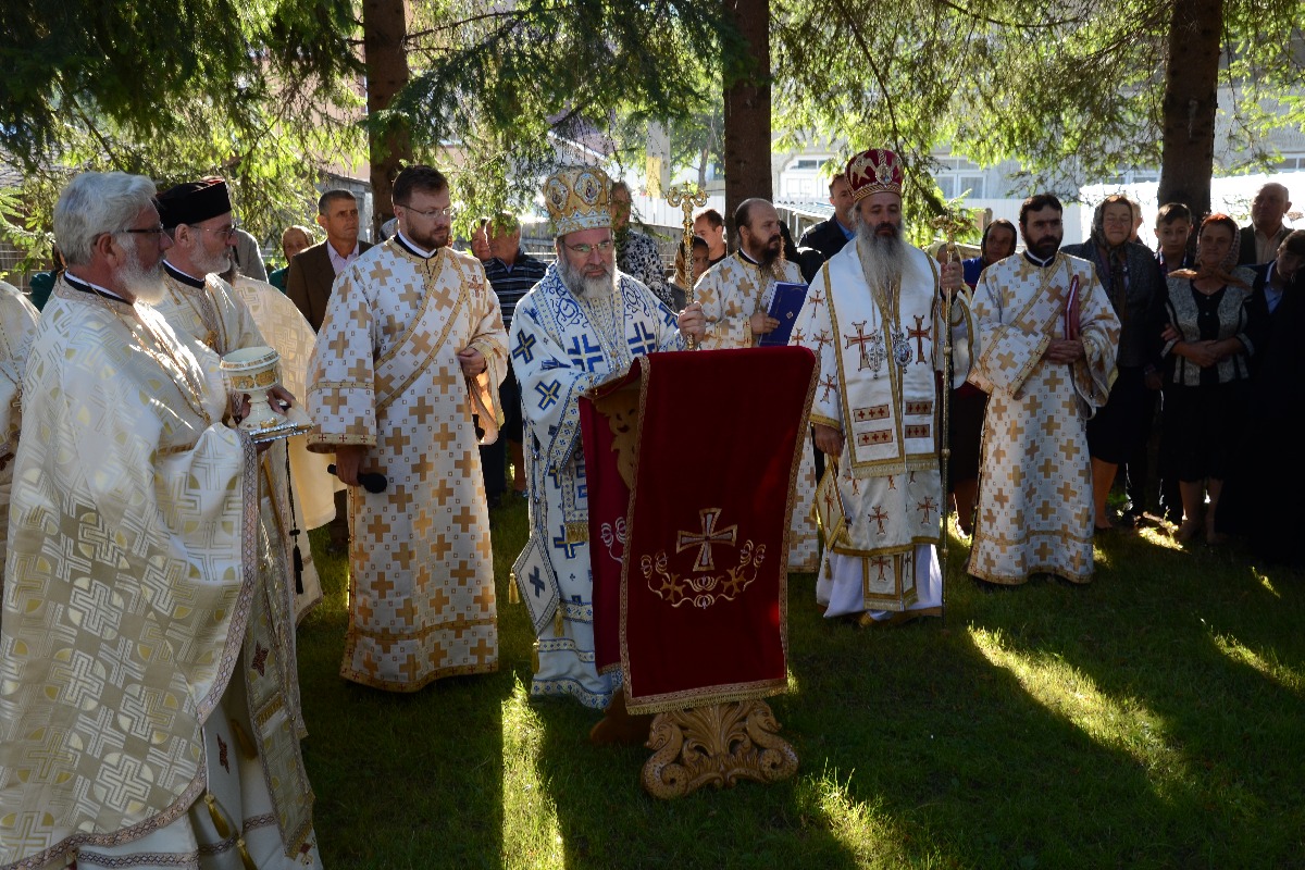 „Catedrala munţilor” din Pipirig, resfinţită de 2 ierarhi