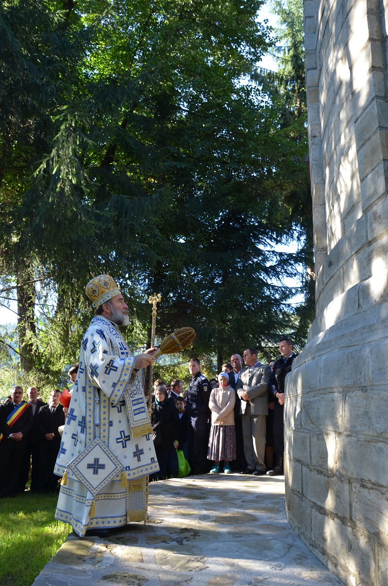 „Catedrala munţilor” din Pipirig, resfinţită de 2 ierarhi
