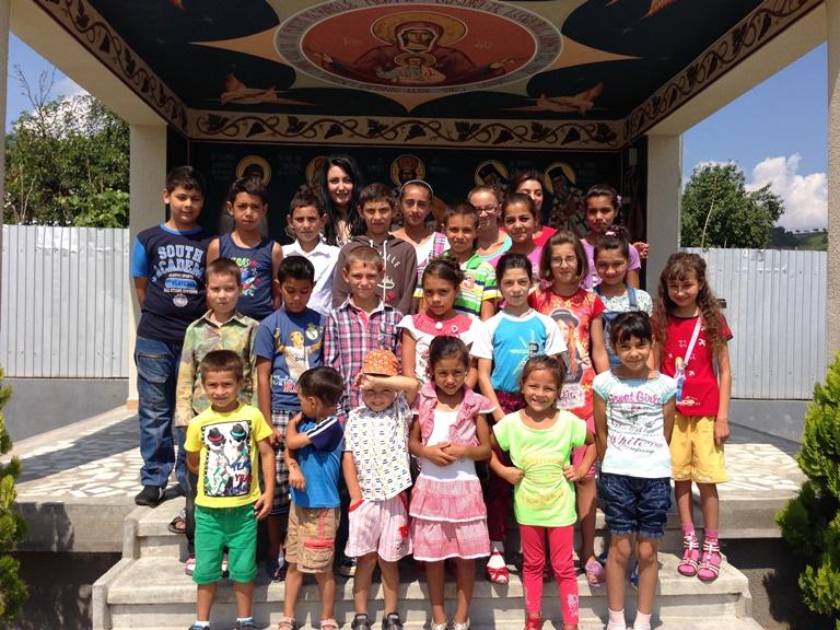 Școala de vară în pridvorul bisericii