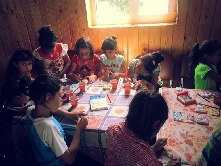 Școala de vară în pridvorul bisericii Școala de vară în pridvorul bisericii