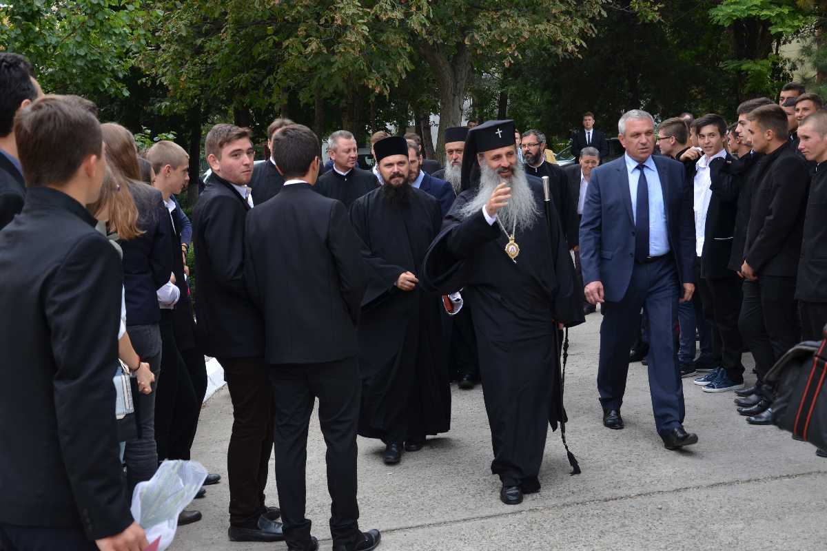 IPS Teofan, la deschiderea noului an şcolar a Seminarului Teologic din Botoşani: „Să fiţi oameni ai lui Dumnezeu“