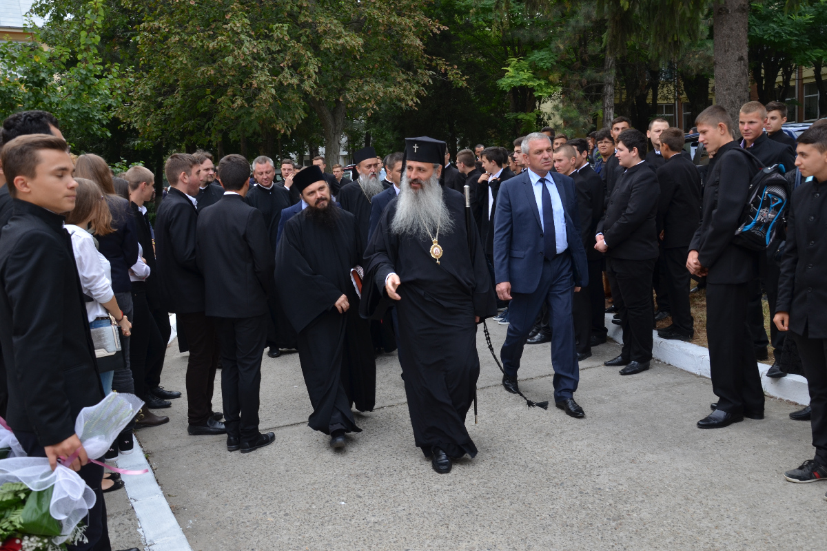 IPS Teofan, la deschiderea noului an şcolar a Seminarului Teologic din Botoşani: „Să fiţi oameni ai lui Dumnezeu“