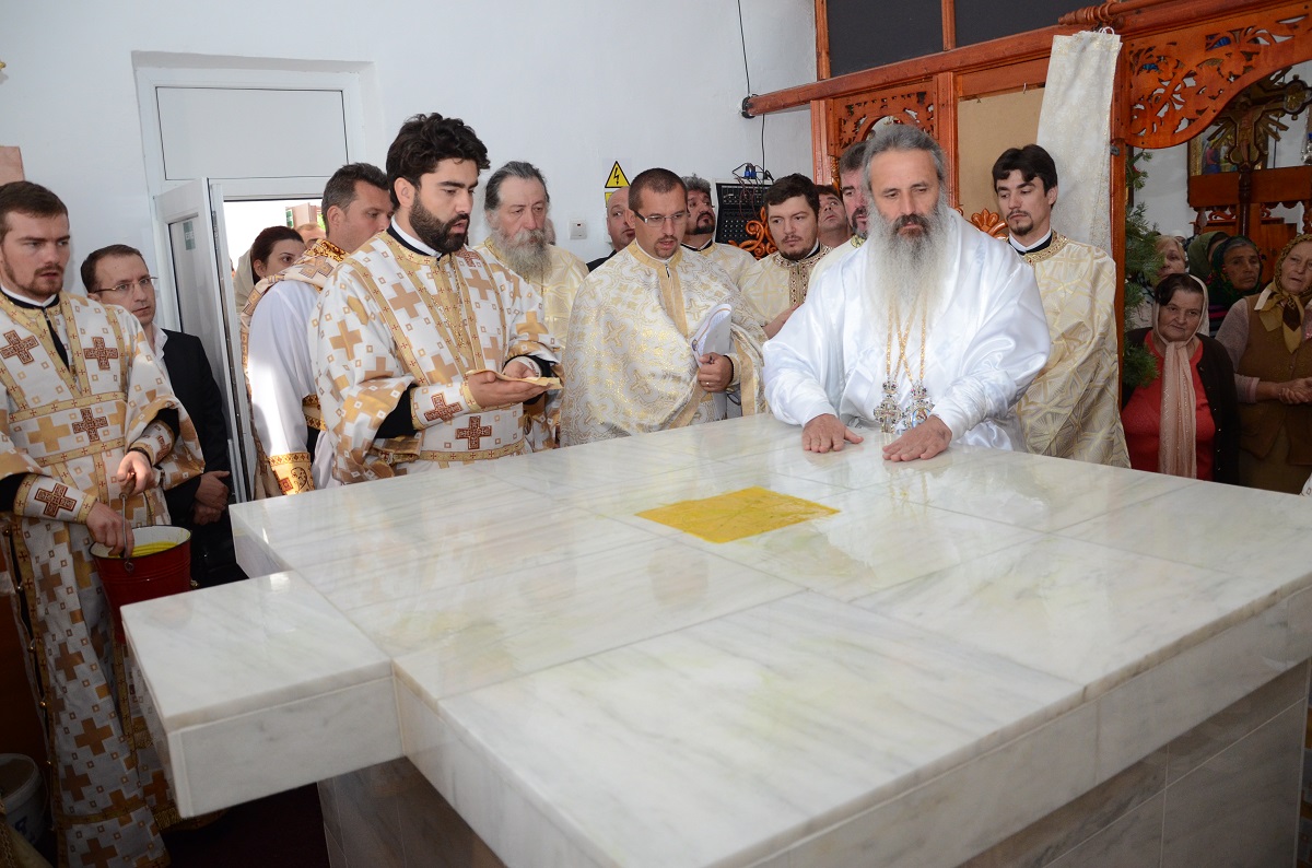 Sfințire de biserică și casă de prăznuire în satul Iazu-Nou