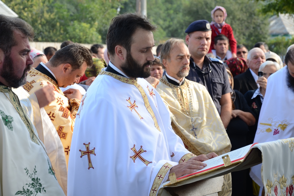 Sfințire de biserică și casă de prăznuire în satul Iazu-Nou