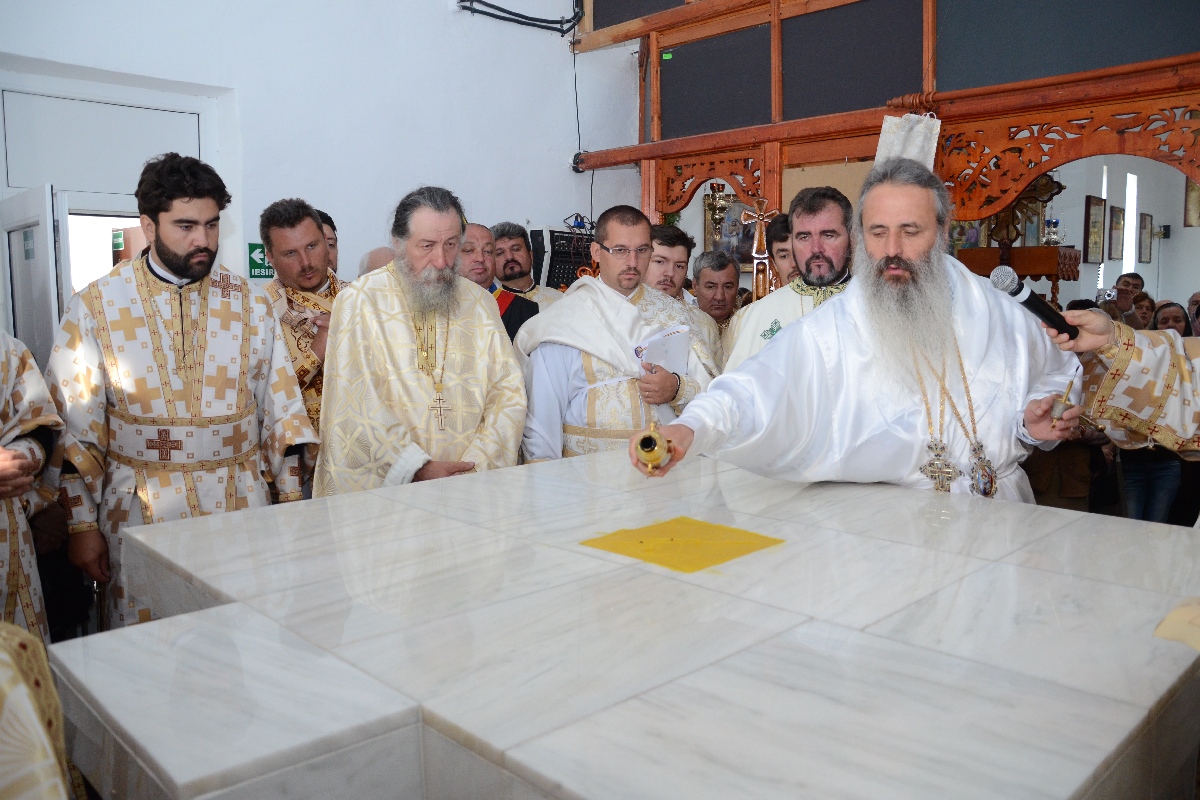 Sfințire de biserică și casă de prăznuire în satul Iazu-Nou