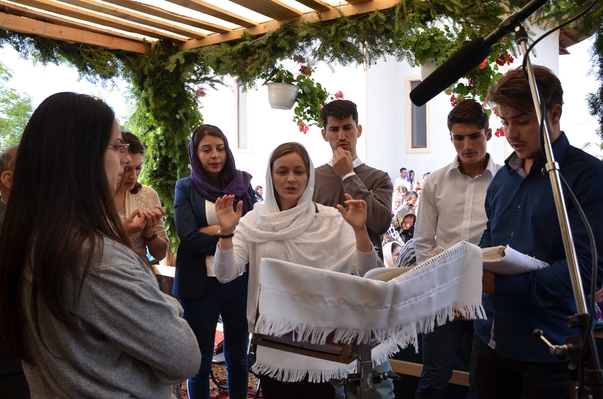 Sfințire de biserică și casă de prăznuire în satul Iazu-Nou