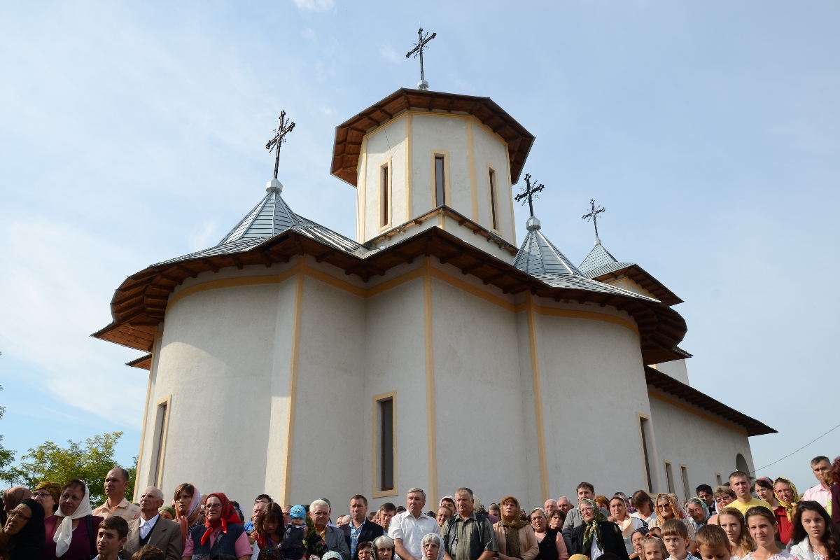 Sfințire de biserică și casă de prăznuire în satul Iazu-Nou