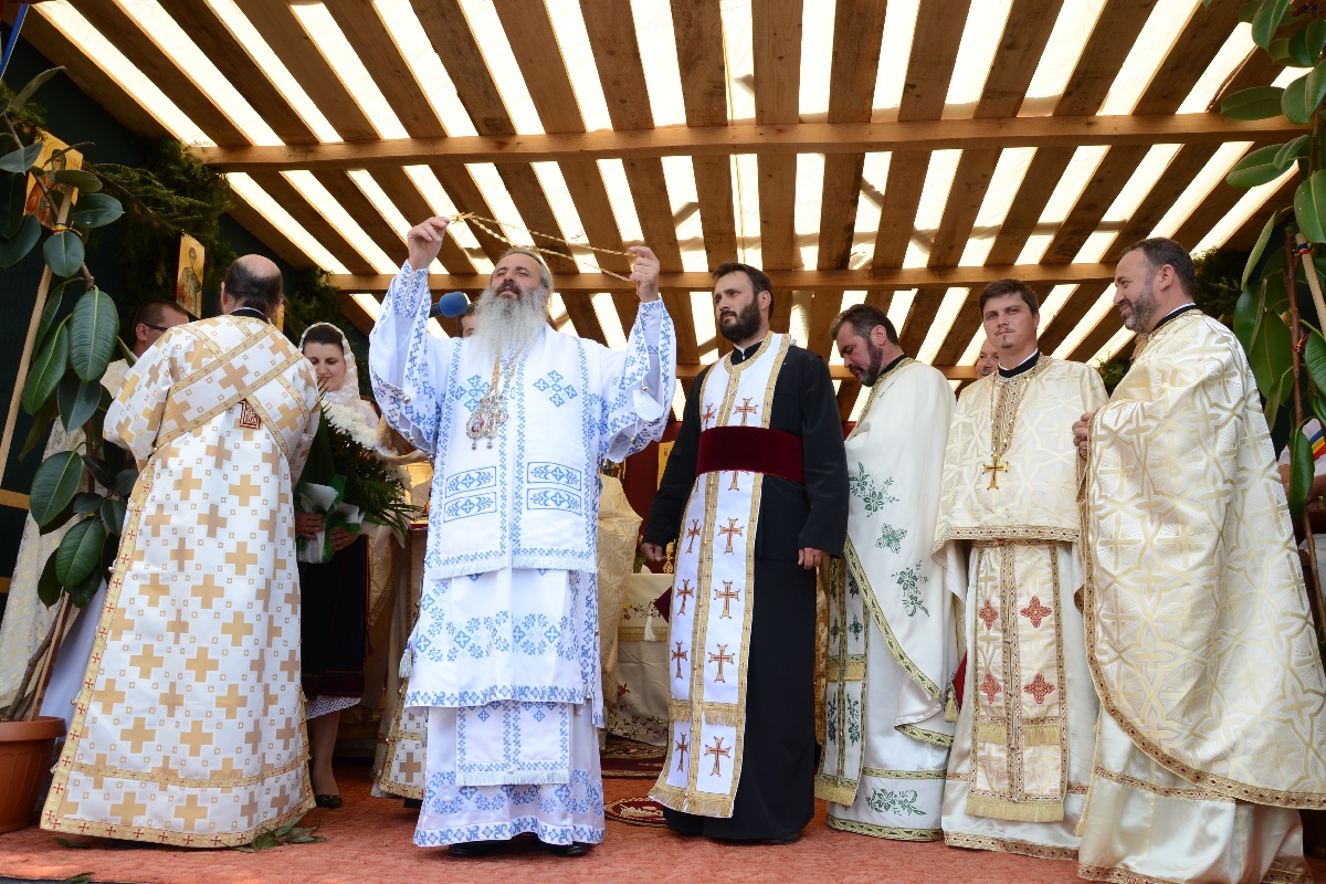 Sfințire de biserică și casă de prăznuire în satul Iazu-Nou