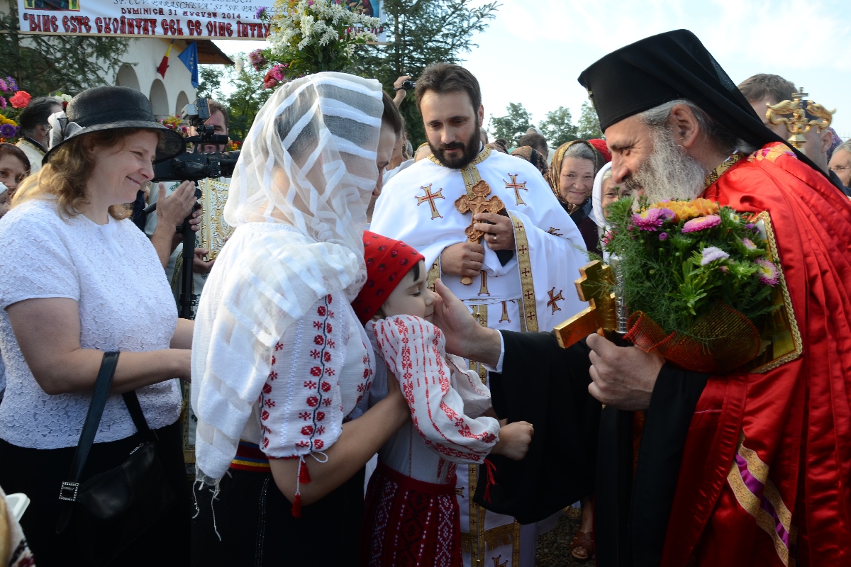 Sfințire de biserică și casă de prăznuire în satul Iazu-Nou