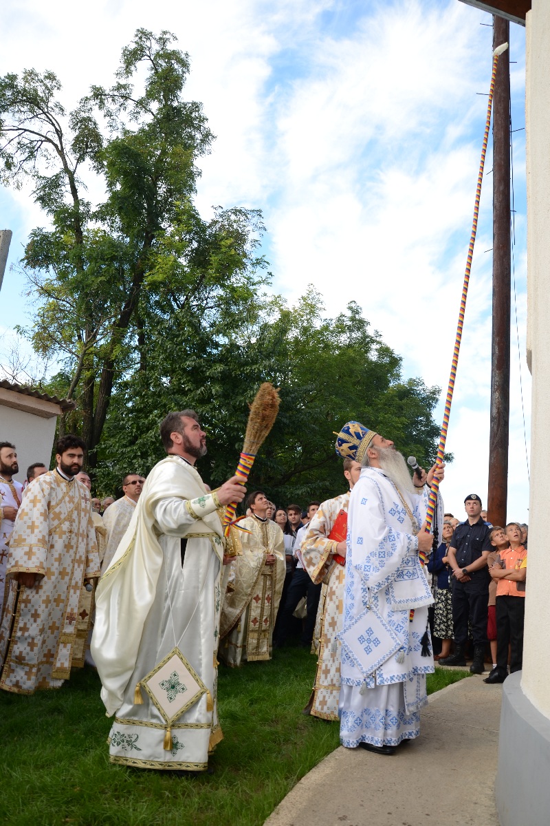 Sfințire de biserică și casă de prăznuire în satul Iazu-Nou