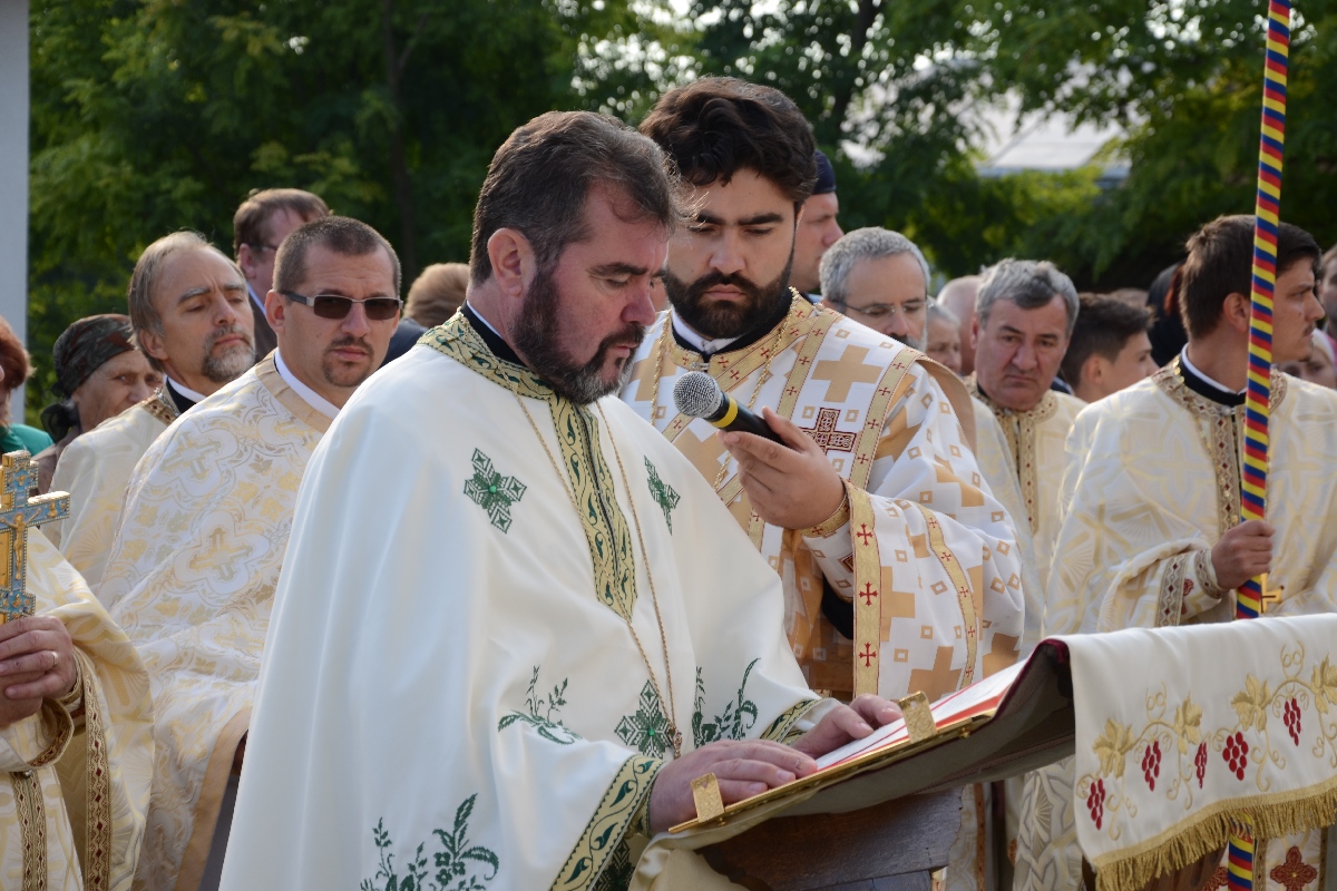 Sfințire de biserică și casă de prăznuire în satul Iazu-Nou