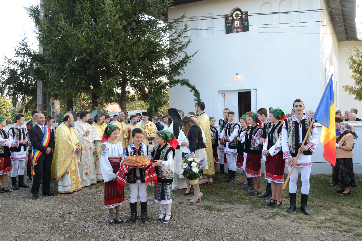 A fost sfinţită Biserica „Sfânta Cuvioasă Parascheva“ din Mândreşti