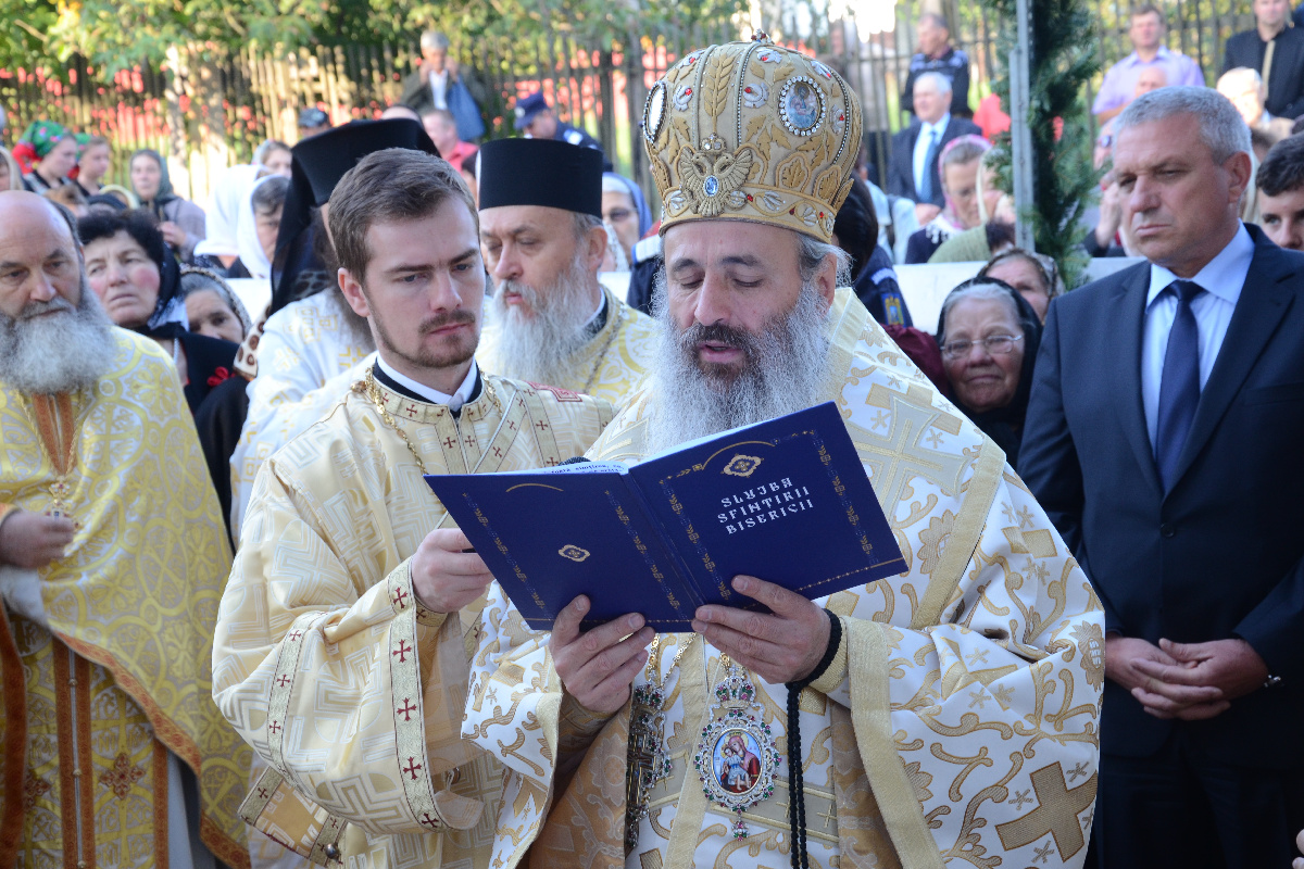 A fost sfinţită Biserica „Sfânta Cuvioasă Parascheva“ din Mândreşti