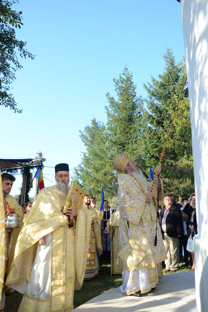 A fost sfinţită Biserica „Sfânta Cuvioasă Parascheva“ din Mândreşti