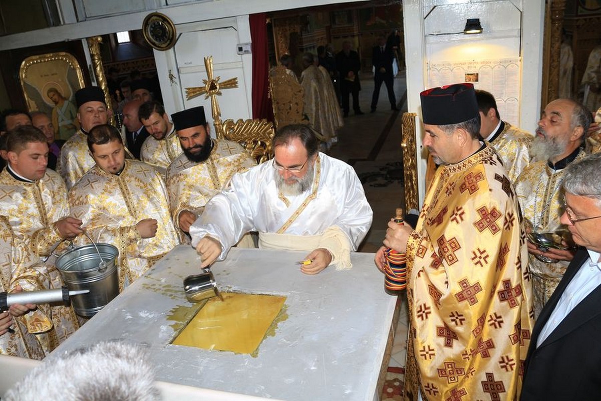 Lumină şi har peste Biserica „Sfântul Nicolae“ din Buhuşi