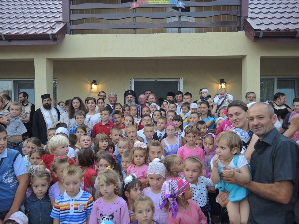 Sfinţire de casă socială şi monument dedicat memoriei eroilor, la Liteni - Hârlău