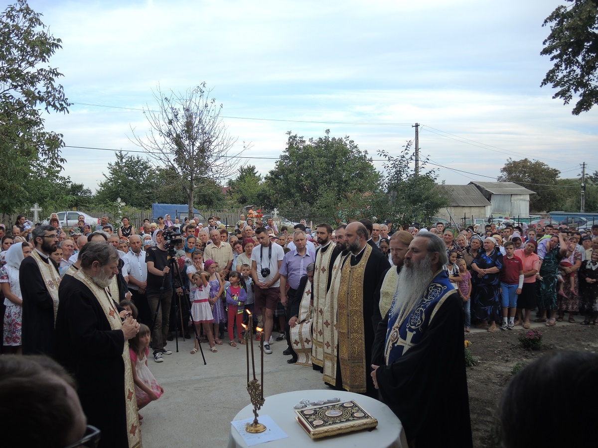 Sfinţire de casă socială şi monument dedicat memoriei eroilor, la Liteni - Hârlău