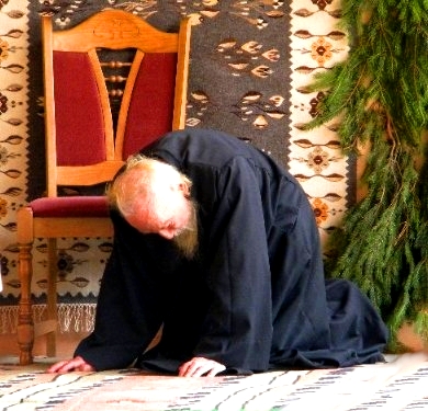 Față de aproapele suntem robi