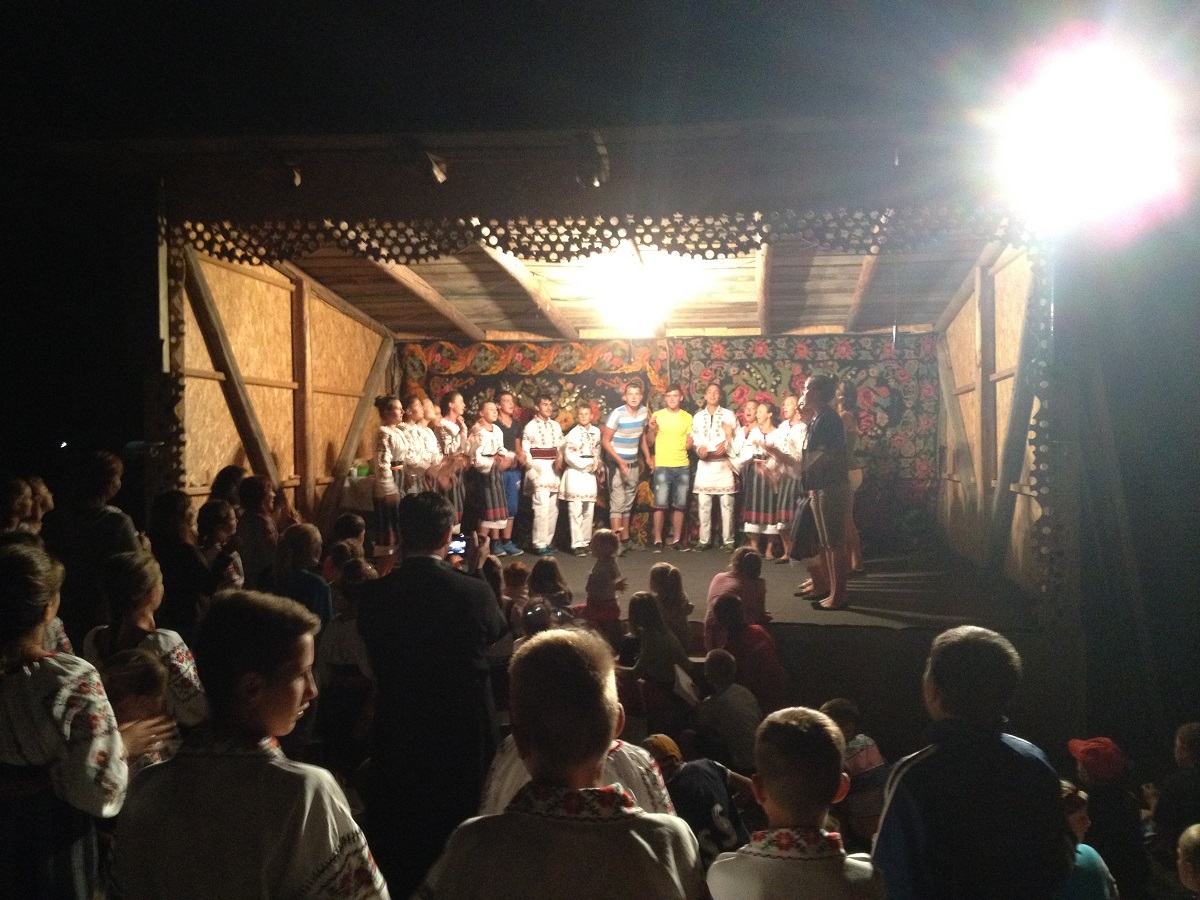 Tineri iubitori de tradiţie şi credinţă, în ultima „Tabără din pridvorul satului“ din această vară