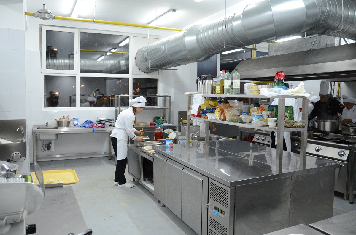 Slujbă arhierească de binecuvântare a lucrărilor realizate la Colegiul „Sf. Nicolae“ (GALERIE FOTO)