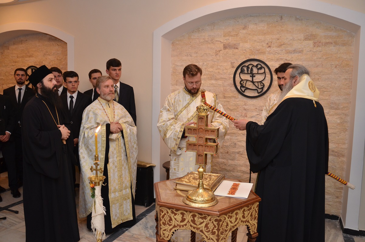 Slujbă arhierească de binecuvântare a lucrărilor realizate la Colegiul „Sf. Nicolae“ (GALERIE FOTO)