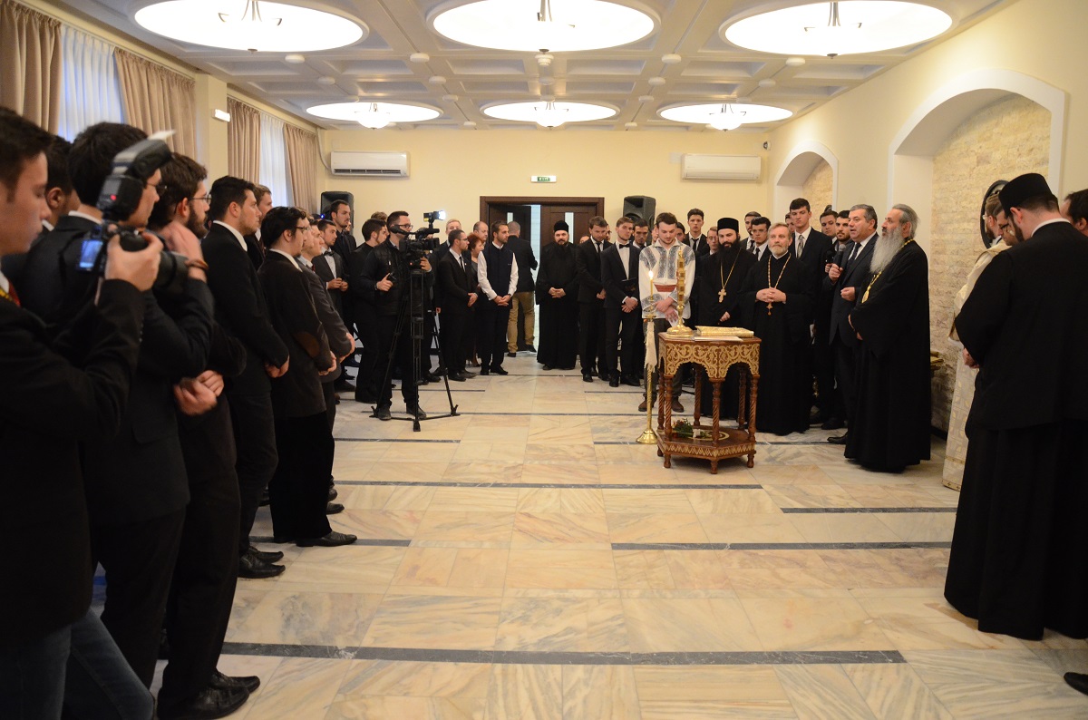 Slujbă arhierească de binecuvântare a lucrărilor realizate la Colegiul „Sf. Nicolae“ (GALERIE FOTO)