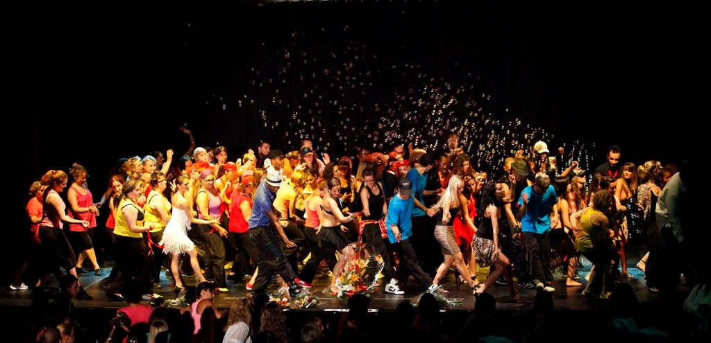 Tinerii, în bătaia distracţiilor