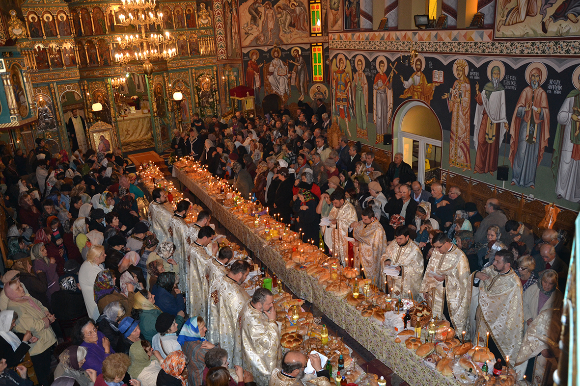 „Bucură-te, Sfântă Parascheva, mult folositoare!“, cântat cu bucurie şi emoţie la Piatra Neamţ