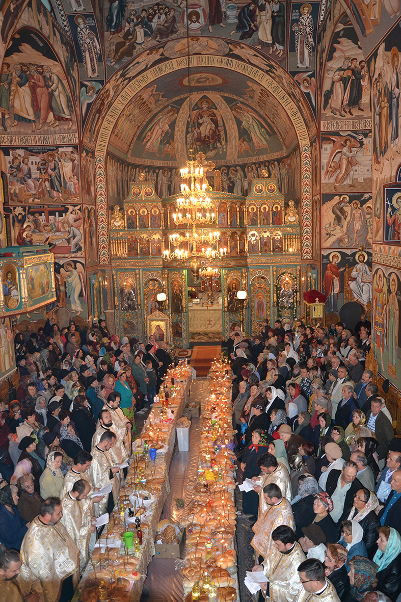 „Bucură-te, Sfântă Parascheva, mult folositoare!“, cântat cu bucurie şi emoţie la Piatra Neamţ