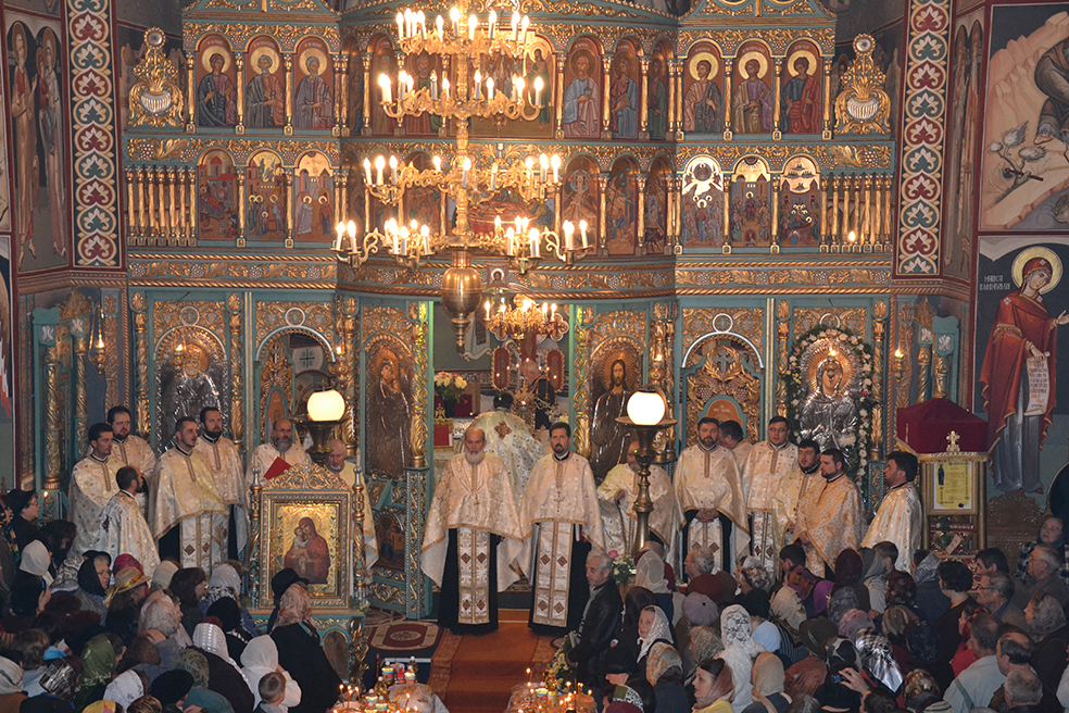 „Bucură-te, Sfântă Parascheva, mult folositoare!“, cântat cu bucurie şi emoţie la Piatra Neamţ