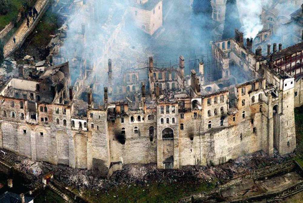 Mănăstirea Hilandar după incendiul din primăvara anului 2004 Mănăstirea Hilandar după incendiul din primăvara anului 2004