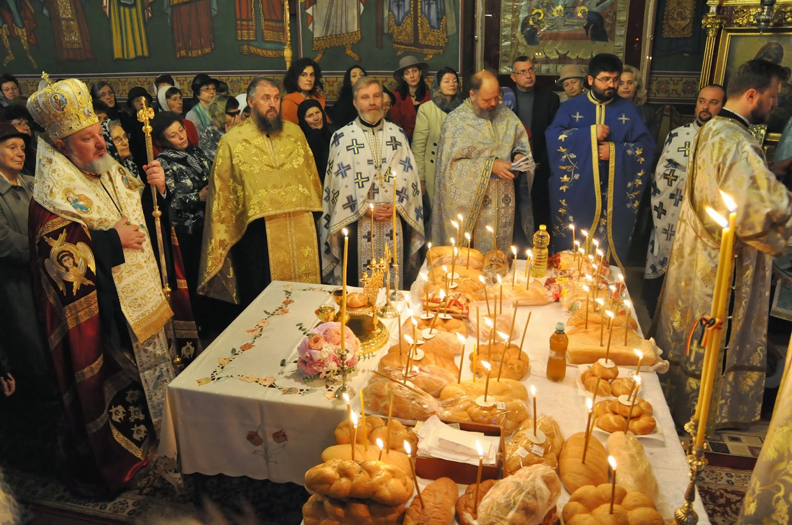 Vecernie arhierească într-o biserică ieşeană ocrotită de Sfânta Parascheva