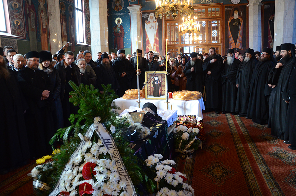 Trei ierarhi şi zeci de stareţi, la înmormântarea părintelui arhimandrit Victorin Oanele