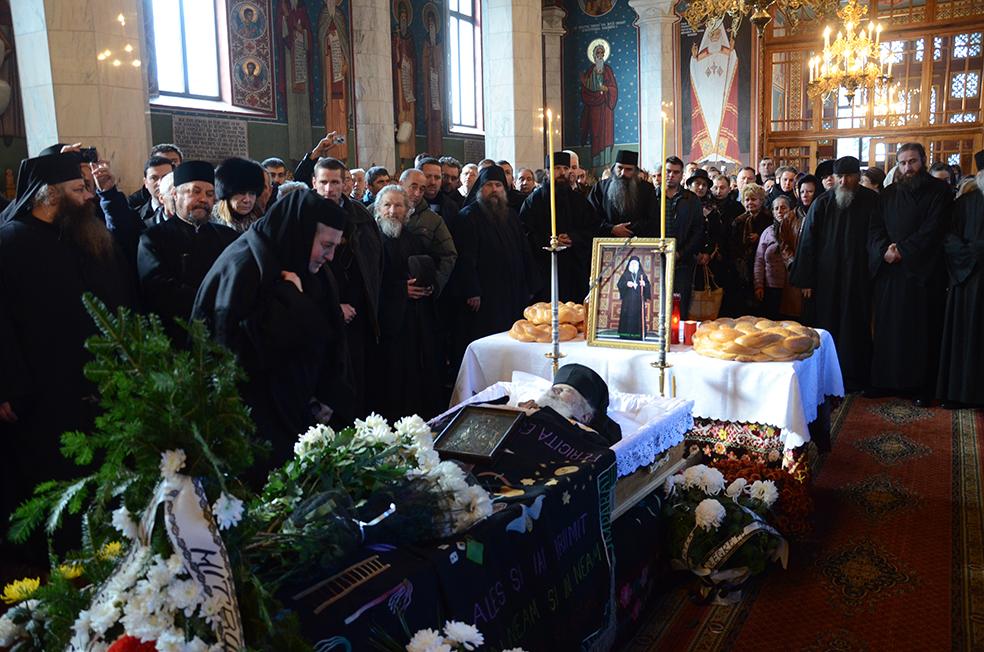 Trei ierarhi şi zeci de stareţi, la înmormântarea părintelui arhimandrit Victorin Oanele