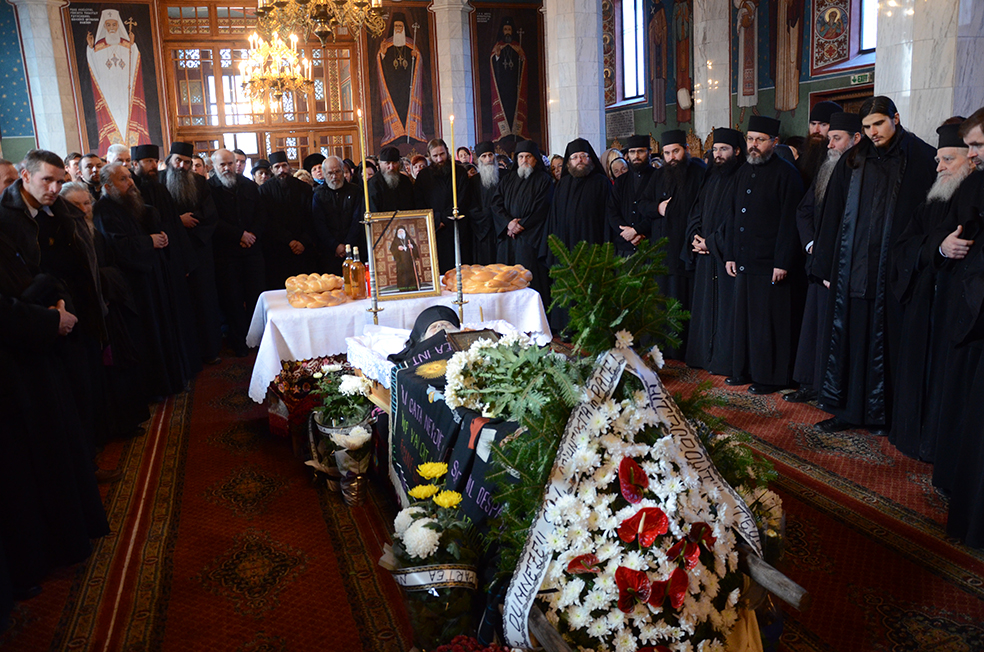 Trei ierarhi şi zeci de stareţi, la înmormântarea părintelui arhimandrit Victorin Oanele