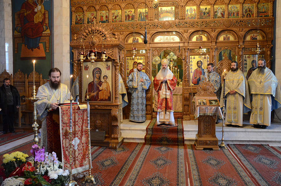 Trei ierarhi şi zeci de stareţi, la înmormântarea părintelui arhimandrit Victorin Oanele