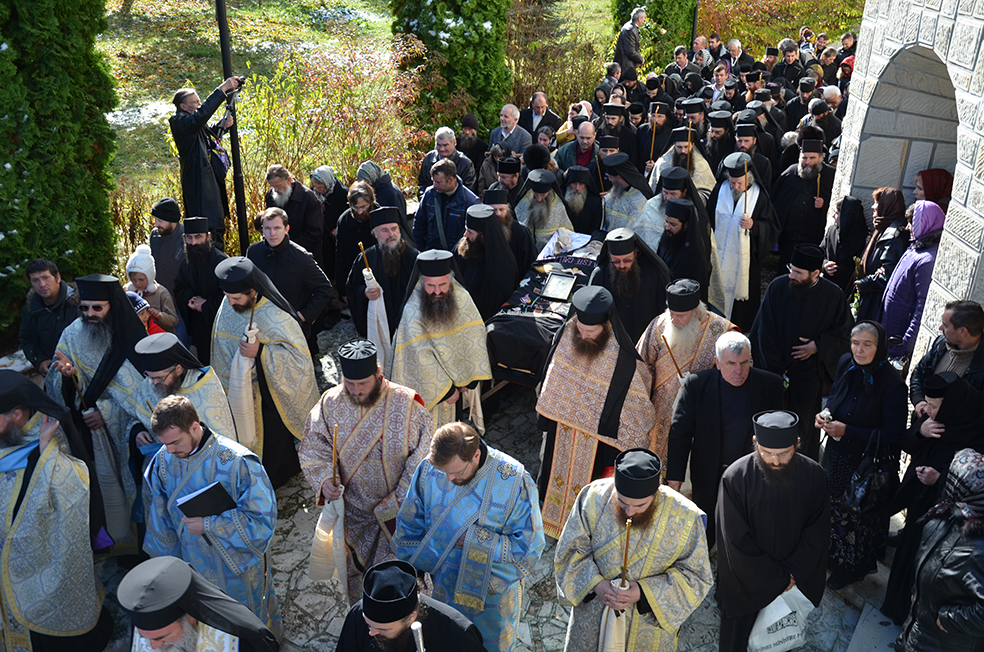 Trei ierarhi şi zeci de stareţi, la înmormântarea părintelui arhimandrit Victorin Oanele