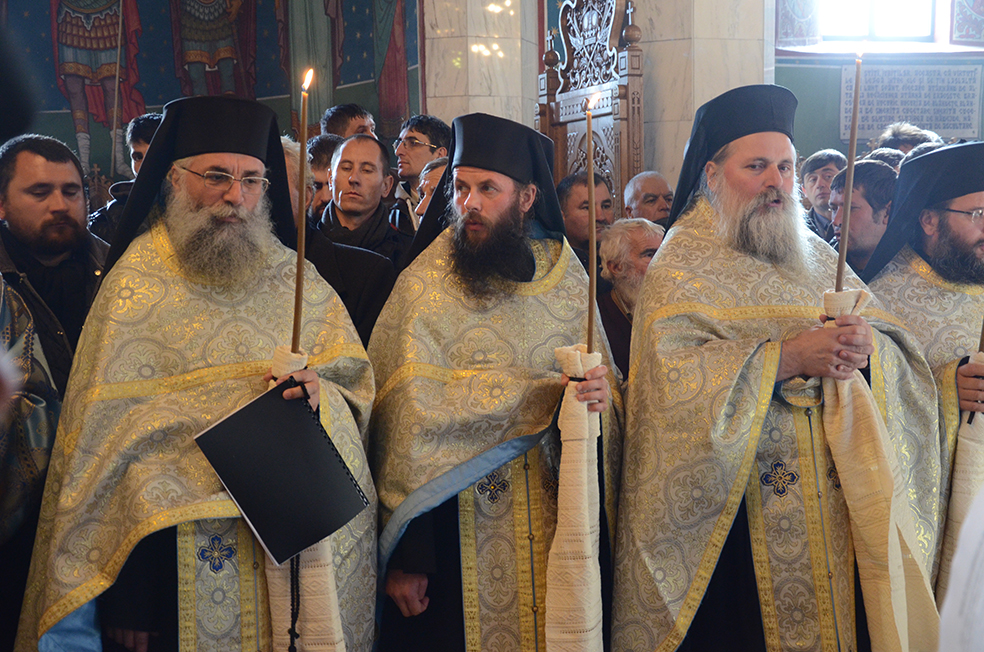 Trei ierarhi şi zeci de stareţi, la înmormântarea părintelui arhimandrit Victorin Oanele