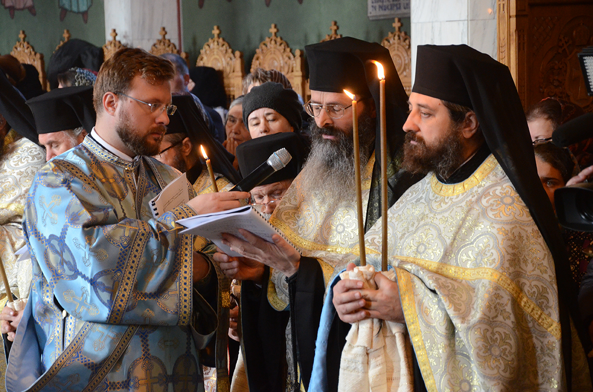 Trei ierarhi şi zeci de stareţi, la înmormântarea părintelui arhimandrit Victorin Oanele