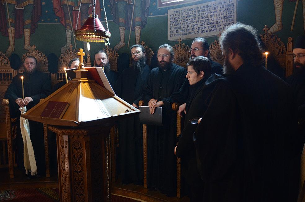 Trei ierarhi şi zeci de stareţi, la înmormântarea părintelui arhimandrit Victorin Oanele