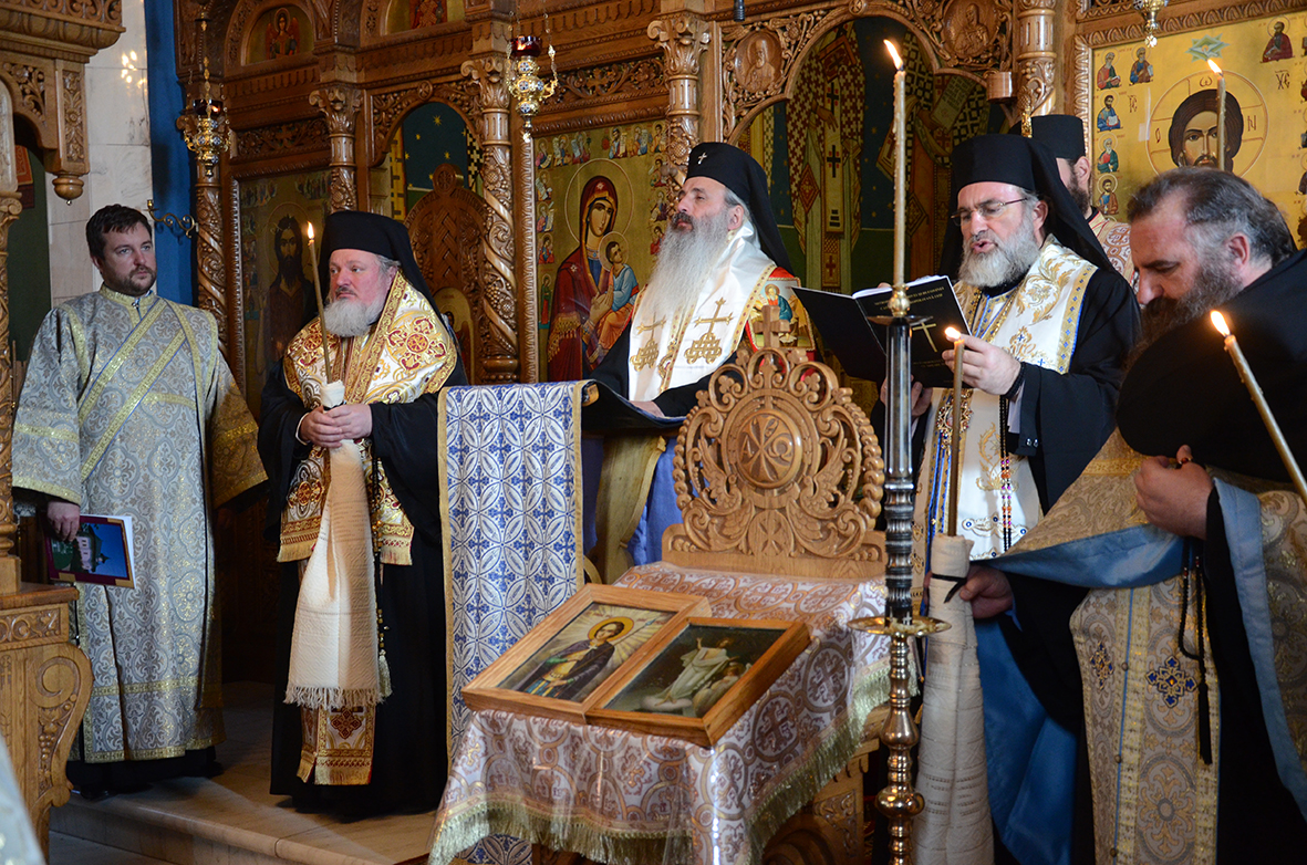 Trei ierarhi şi zeci de stareţi, la înmormântarea părintelui arhimandrit Victorin Oanele