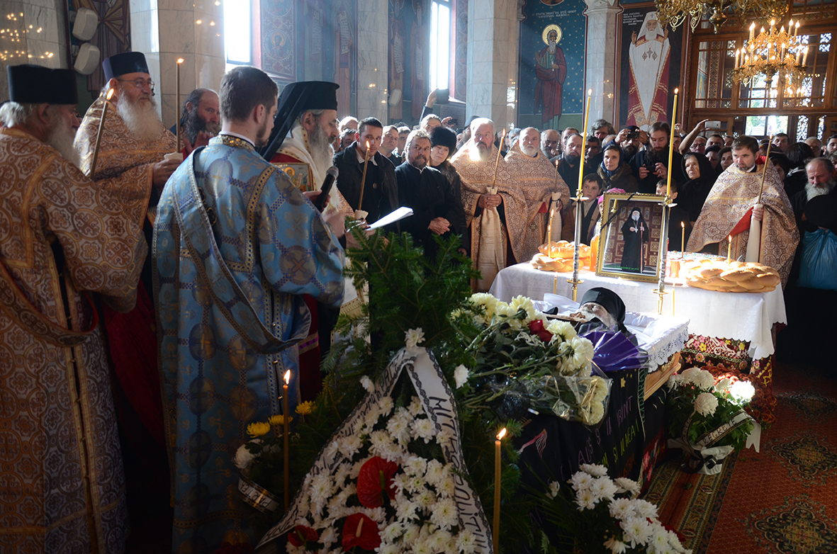Trei ierarhi şi zeci de stareţi, la înmormântarea părintelui arhimandrit Victorin Oanele