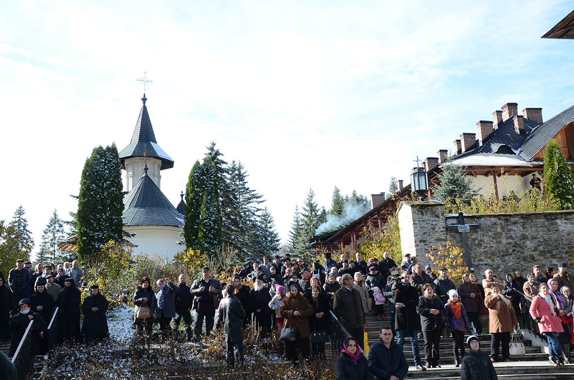 Trei ierarhi şi zeci de stareţi, la înmormântarea părintelui arhimandrit Victorin Oanele