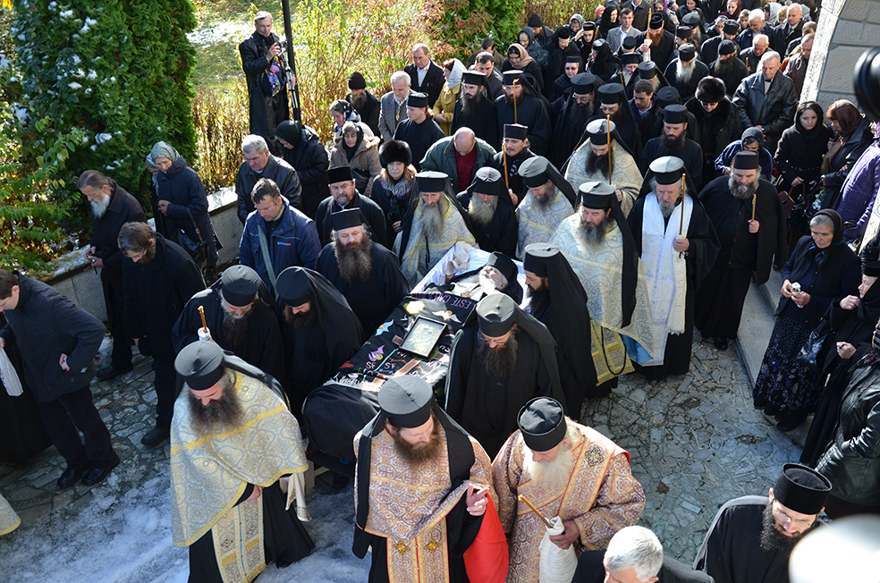 Trei ierarhi şi zeci de stareţi, la înmormântarea părintelui arhimandrit Victorin Oanele