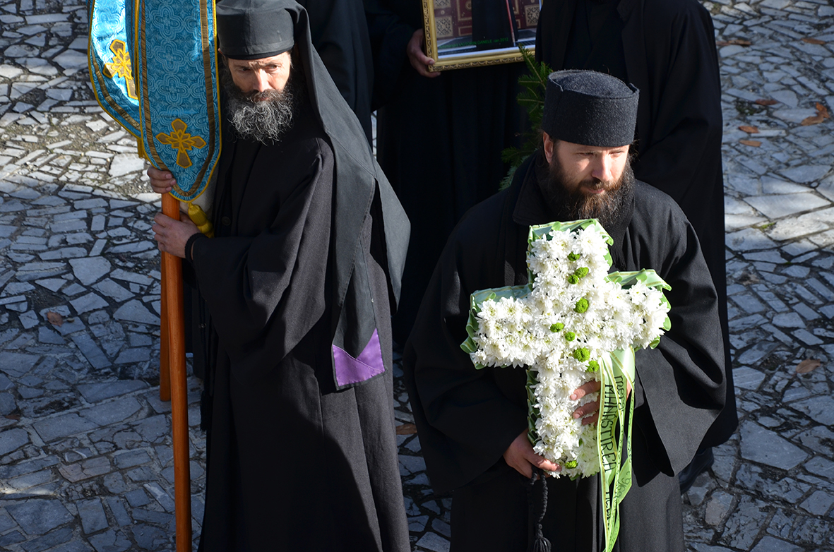 Trei ierarhi şi zeci de stareţi, la înmormântarea părintelui arhimandrit Victorin Oanele