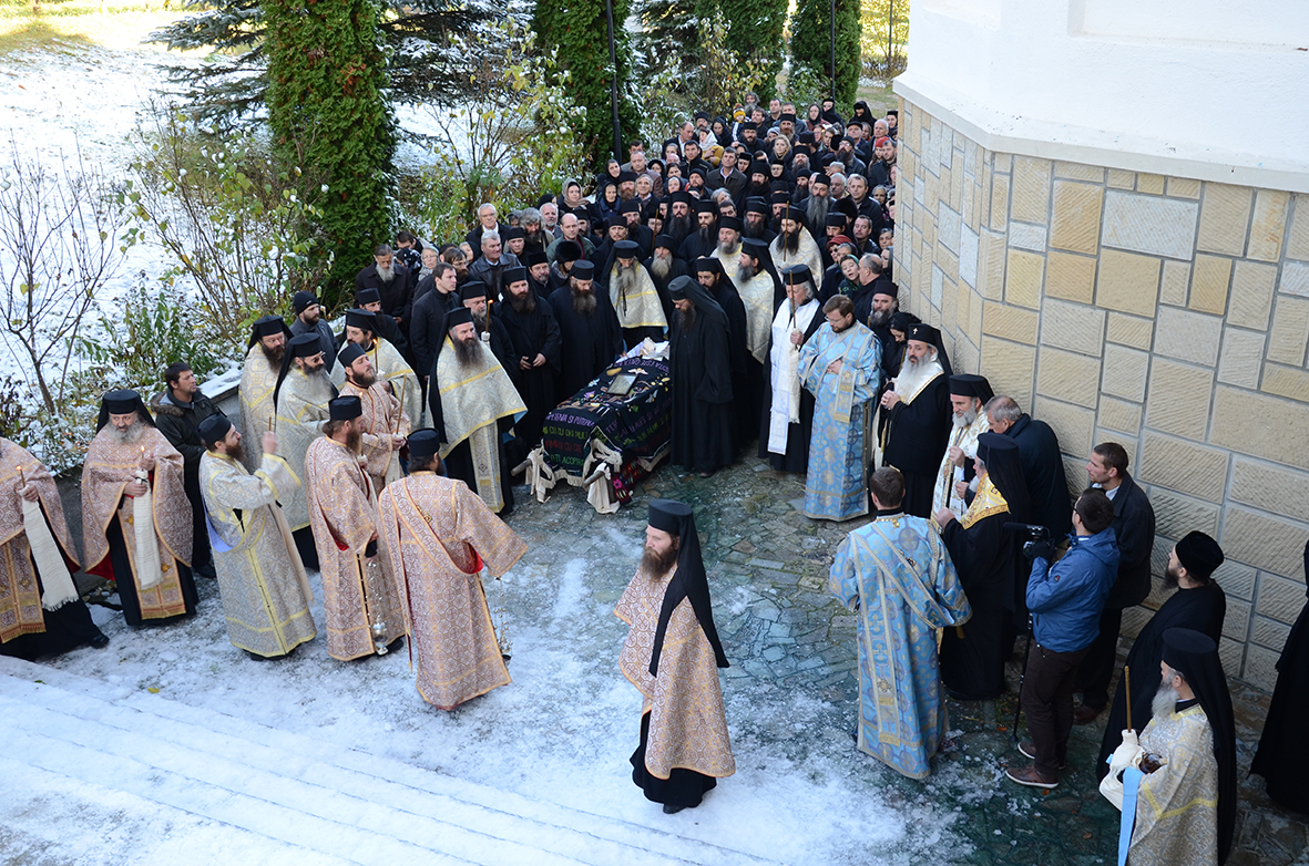 Trei ierarhi şi zeci de stareţi, la înmormântarea părintelui arhimandrit Victorin Oanele