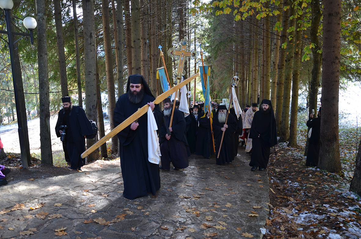 Trei ierarhi şi zeci de stareţi, la înmormântarea părintelui arhimandrit Victorin Oanele