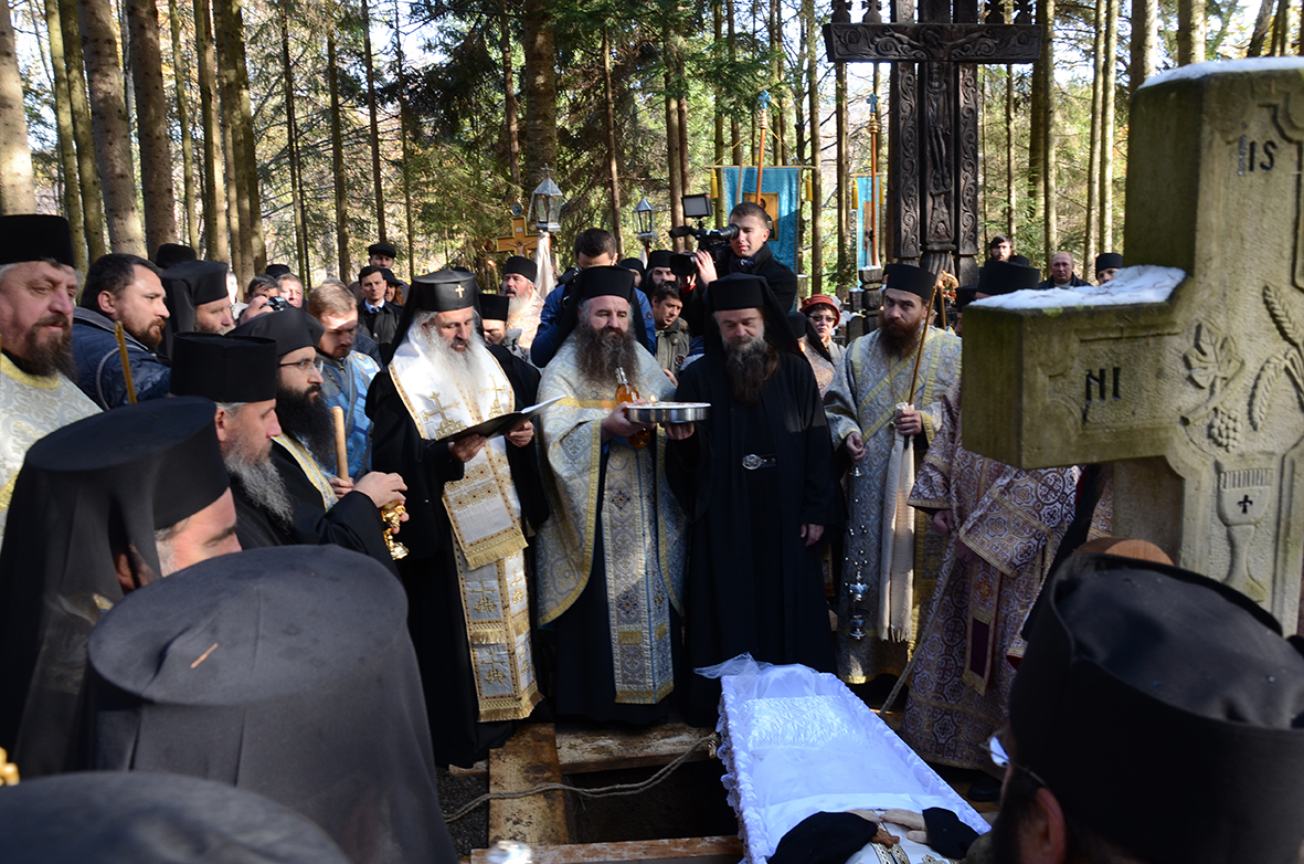 Trei ierarhi şi zeci de stareţi, la înmormântarea părintelui arhimandrit Victorin Oanele