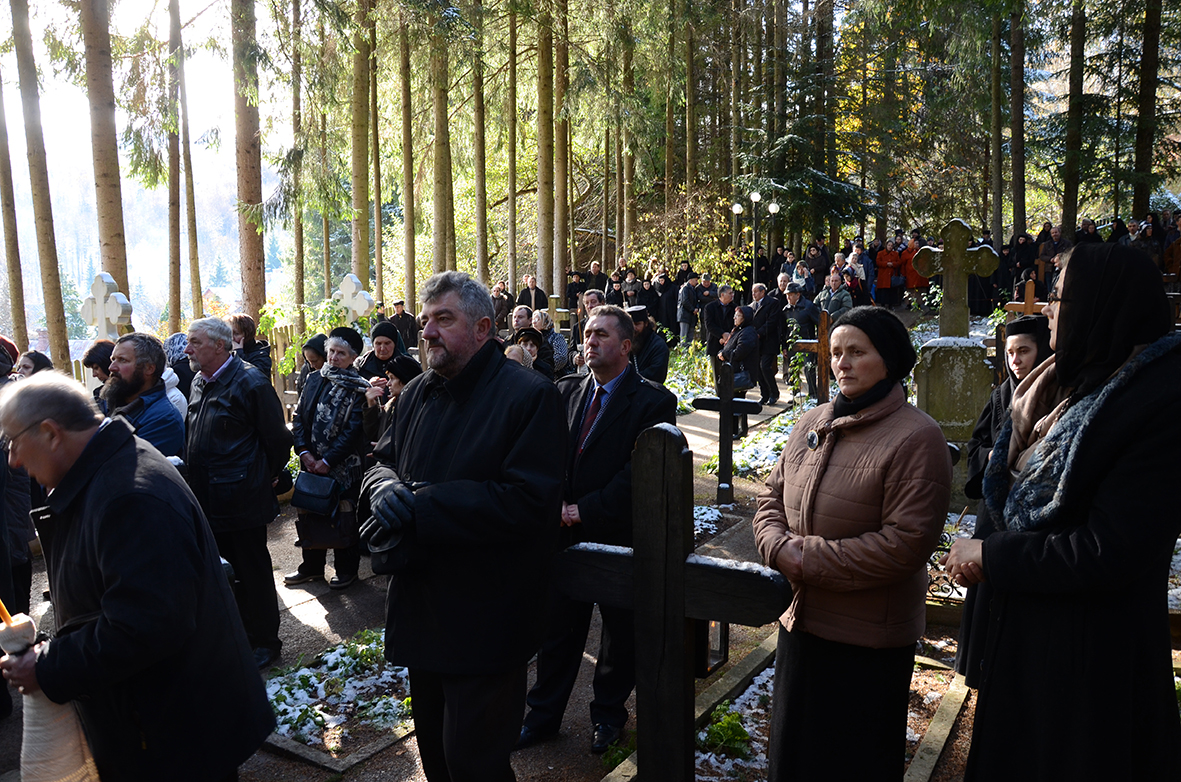 Trei ierarhi şi zeci de stareţi, la înmormântarea părintelui arhimandrit Victorin Oanele